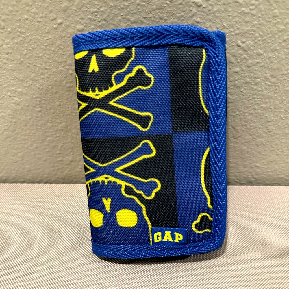 Gap trifold wallet all over graphics contrast lining skull and cross bone design